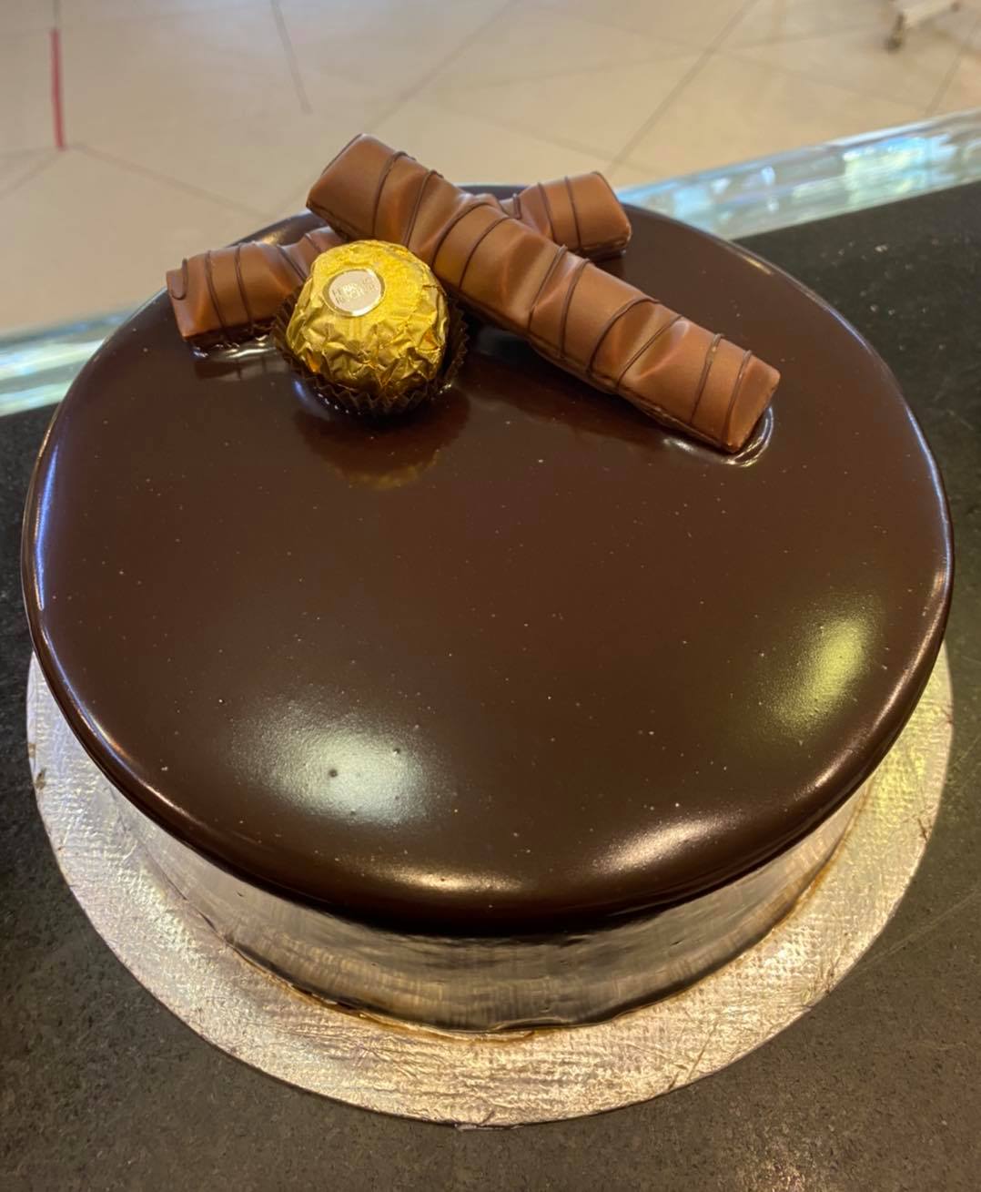 Send KITKAT KINDER CAKE BY THE BAKERS INN to Pakistan Online Gifts